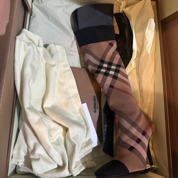 Burberry boots, worn once. It comes with the box, bag, authenticity card - Picture 8 of 10